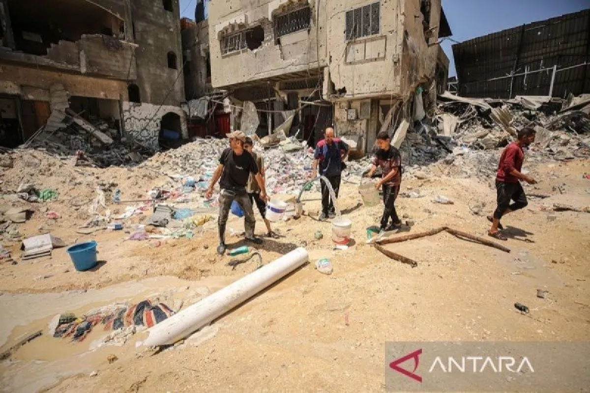 Warga Palestina berjalan di antara puing-puing bangunan yang hancur saat mereka kembali ke rumah setelah pasukan Israel mundur dari Jabalia, Gaza pada 02 Juni 2024. (ANTARA/Anadolu/ Dawoud Abo Alkas /