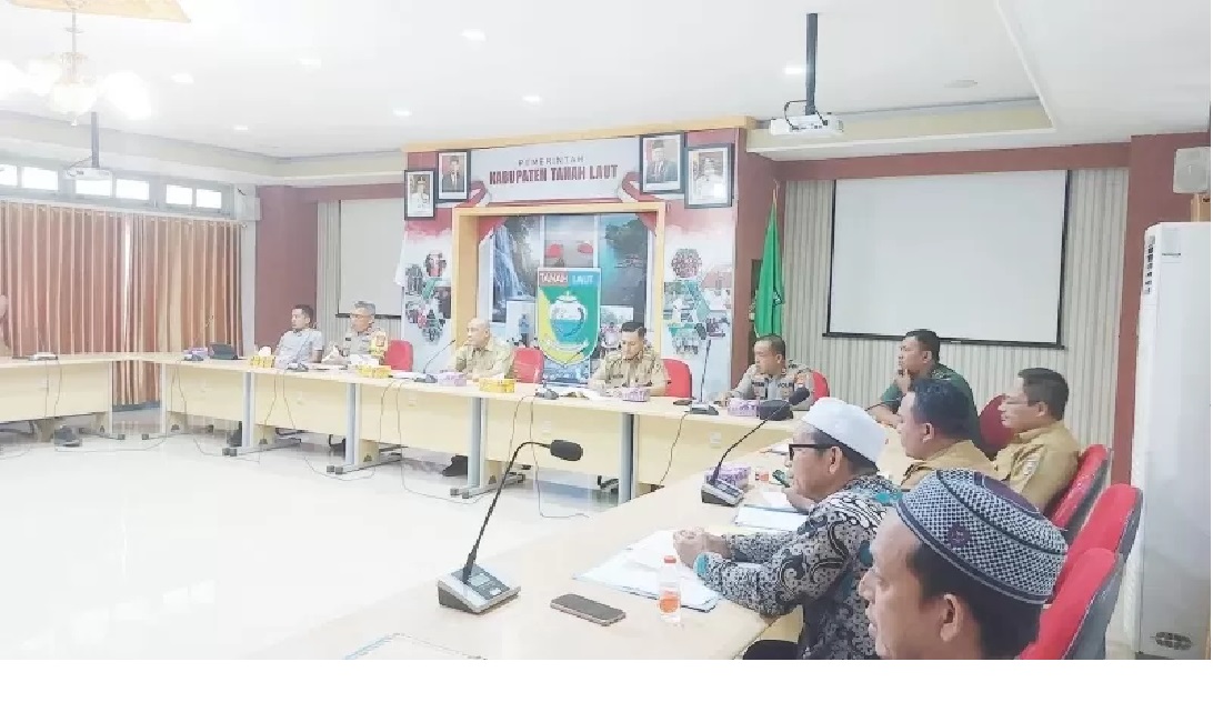 MEDIASI: Suasana mediasi di Ruang Barakat Setda Tala yang dipimpin Asisten Bidang Pemerintahan dan Kesejahteraan Rakyat H Hairul Rijal. (Foto: Norsalim Yahya/Radar Banjarmasin)