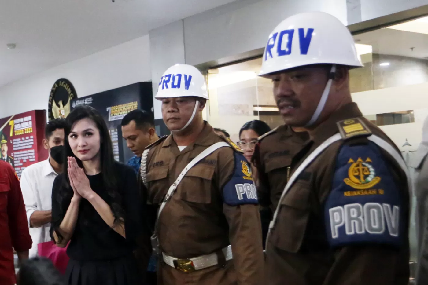 Sandra Dewi usai menjalani pemeriksaan di Gedung Kejaksaan Agung, Jakarta, Rabu (15/5/2024).
