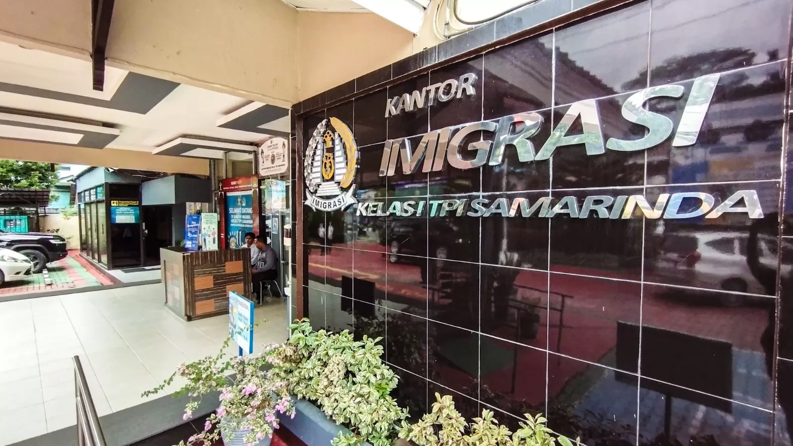 BEDA: Enam WNA Korsel yang diamankan kini ditahan sementara di Kantor Imigrasi Samarinda. (Foto: RAMA SIHOTANG/KP)