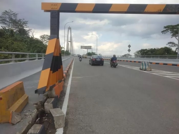 DIASPAL SEBAGIAN. Mulai besok lintasan Jembatan Achmad Amins akan dibuka satu jalur saja. (DOK/SAPOS)