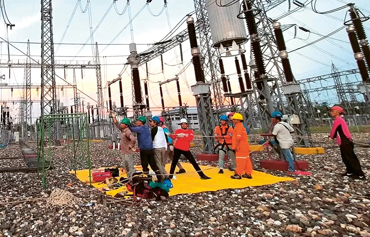 BUTUH WAKTU: Sejumlah petugas PLN melakukan perbaikan di SUTT Lahat (4/6). (DOKUMENTASI PLN)