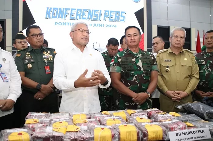 NARKOTIKA: Pj Gubernur Harisson saat menghadiri kegiatan penyerahan tersangka dan barang bukti narkotika hasil penangkapan Satgas Pamtas RI-Malaysia Yonarmed 16/TK di Aula Makodam XII/Tanjungpura. (BI