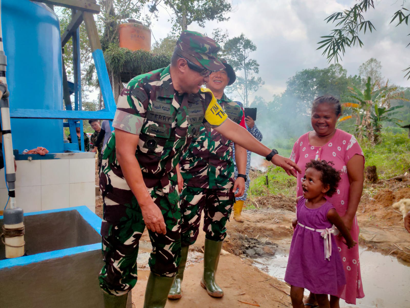 Ketua Tim Wasev PJO TMMD Ke-120 Brigjen TNI Terry Tresna Purnama menyapa anak warga Kampung Timur di lokasi sumur bor.