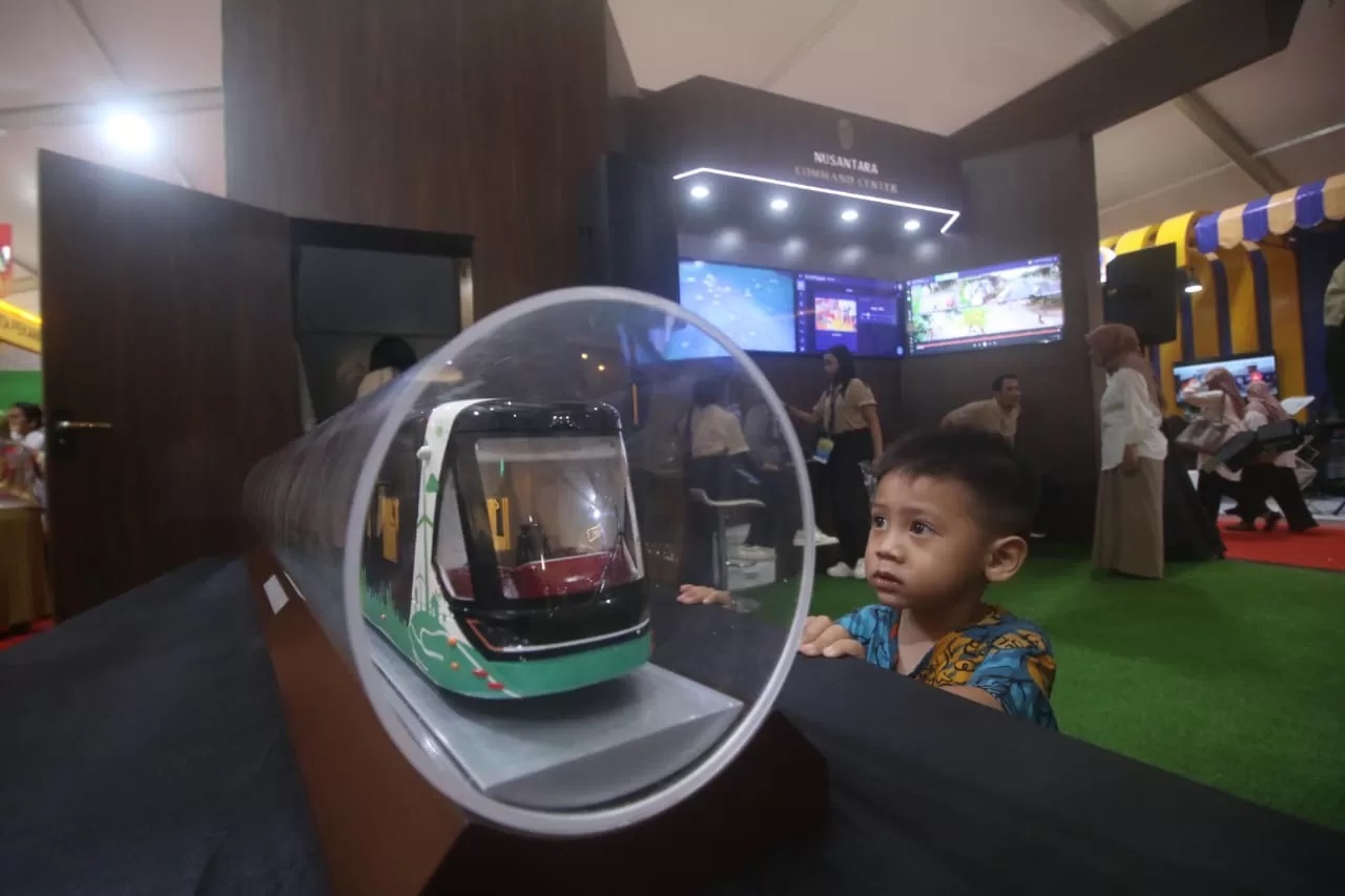 Tampilan Miniatur Autonomous Rapid Transit yang akan uji coba di IKN, Agustus mendatang. Contoh maket moda transportasi tanpa awak dan rel di booth Otorita IKN pada Indonesia City.