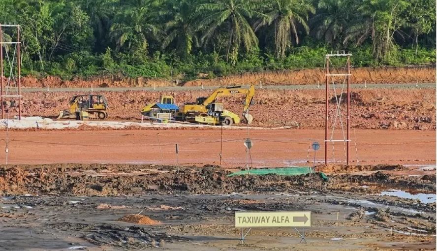 Pembangunan landasan pacu Bandara IKN yang ditargetkan bisa digunakan Agustus nanti. (KEMENHUB RI.)