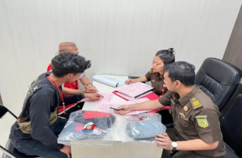 DIEKSEKUSI: Pelaku langsung dieksekusi ke Rutan Kelas IIB Rantau untuk menjalani hukuman. (Foto: Kejari Tapin)