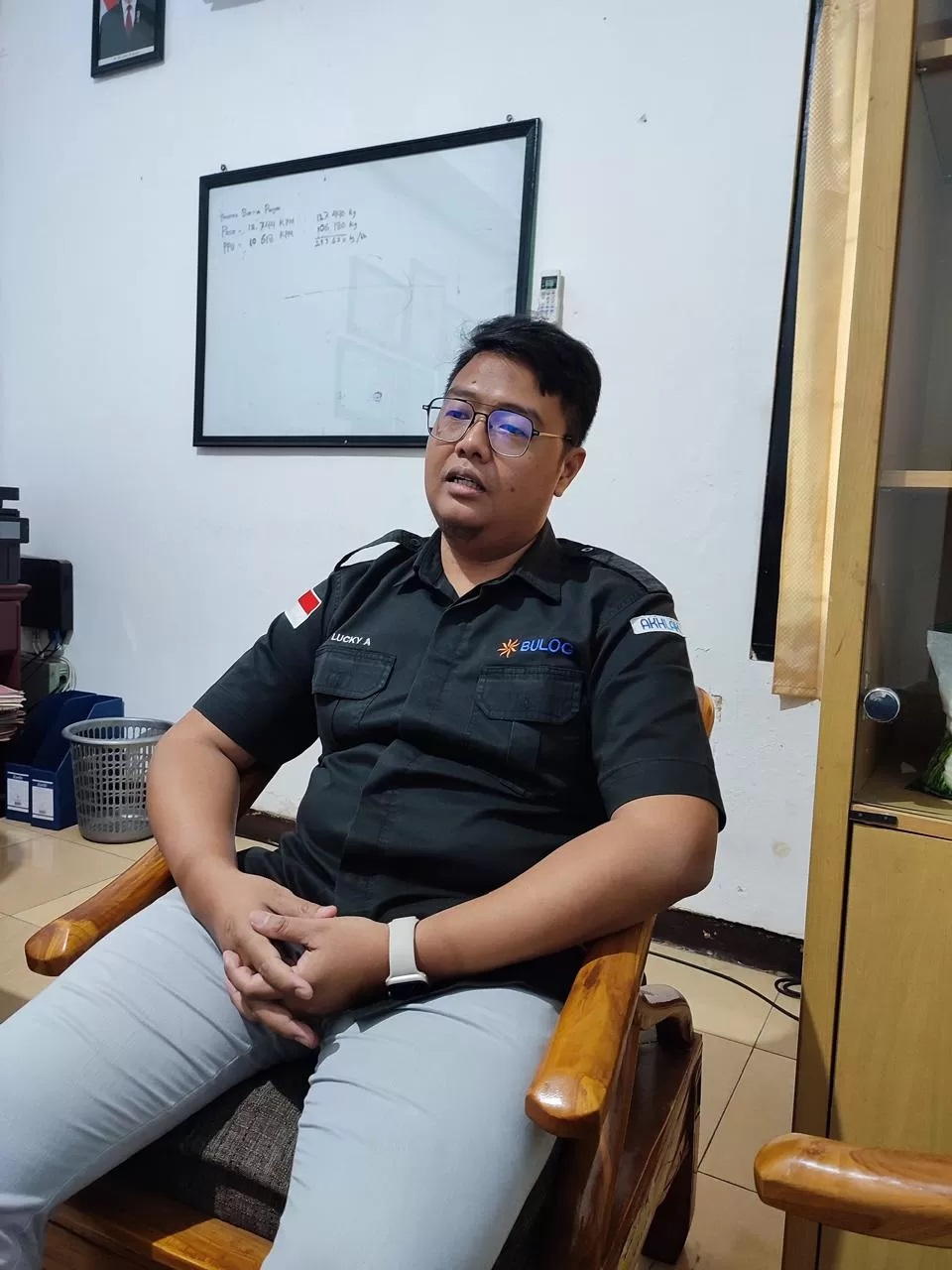 KONFIRMASI: Bulog Cabang Paser menyampaikan keterangan kepada media terkait serapan beras petani, Kamis (30/5). (Najib/KP)