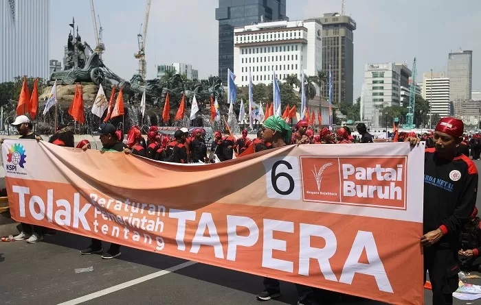 Buruh dari Konfederasi Serikat Pekerja Indonesia (KSPI) mengikuti aksi di kawasan Patung Kuda, Jakarta, Kamis (6/6). Aksi ratusan buruh tersebut salah satunya menolak program Tapera. (FEDRIK TARIGAN/