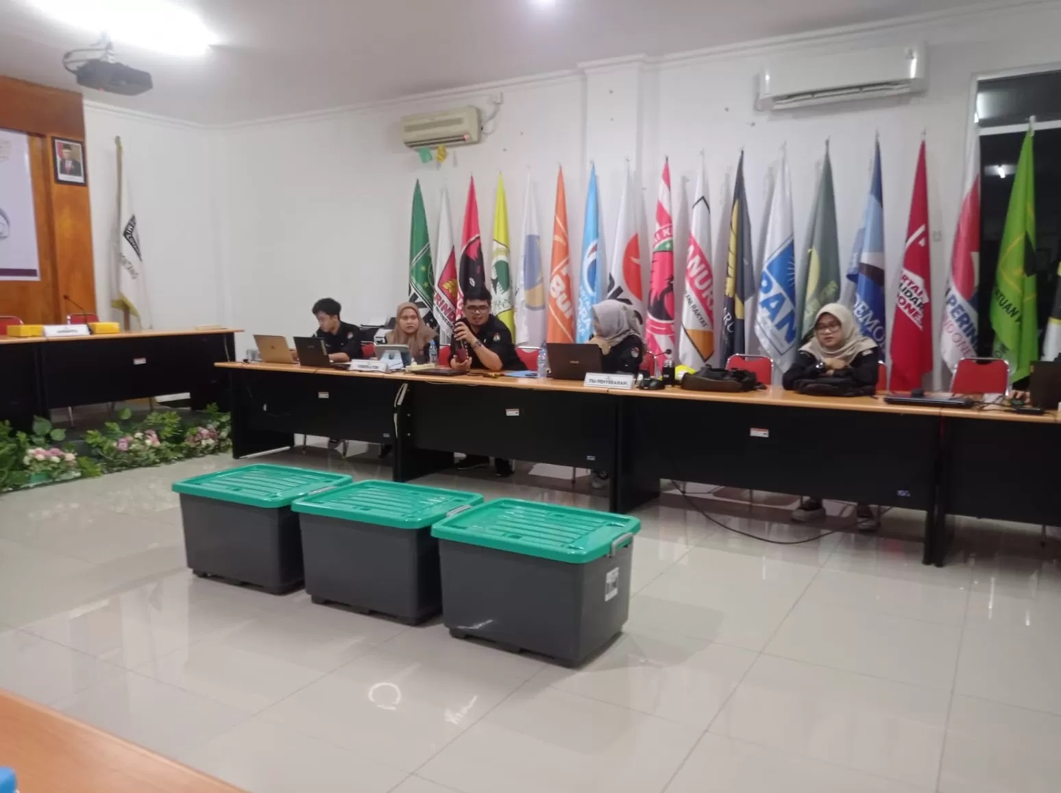 TUNGGU: Surat dukungan dari bacalon Basri Rase-Chusnul Dhihin yang maju melalui jalur perseorangan dalam tahapan perbaikan, karena ada yang dinyatakan belum memenuhi syarat. (Foto: ADHIEL KUNDHARA/KP)