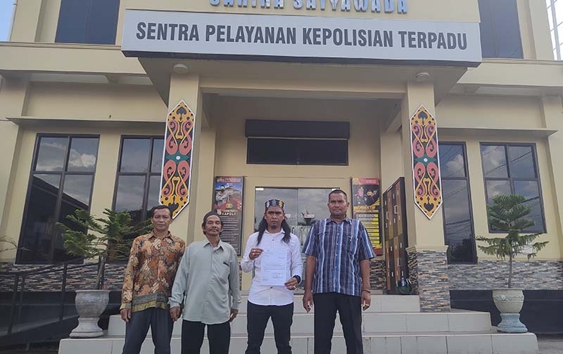 MINTA KEJELASAN: Warga dari keluarga Mitai saat mendatangi Mapolres Kotim terkait kasus sengketa tanah adat, Rabu (5/6/2024). (FAHRY/RADAR SAMPIT)