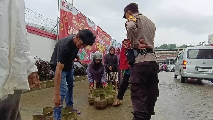 ANTRE PANJANG. Antrean warga yang ingin mendapatkan elpiji 3 Kg di SPBU Jalan Teuku Umar.