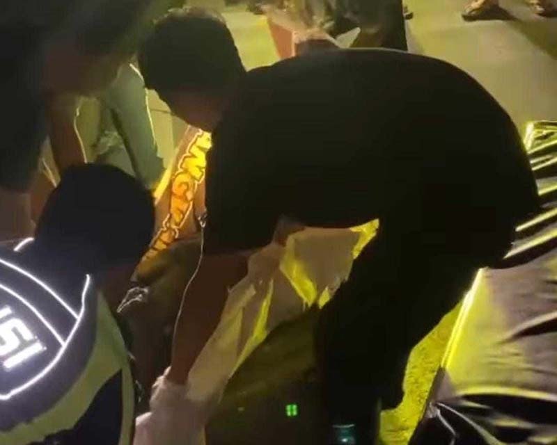 EVAKUASI: Warga dan petugas mengevakuasi jasad Amat (44), ODGJ yang tewas tertabrak di Jalan Tjilik Riwut kilometer 18 depan Panti JAM Kelurahan Marang, Kecamatan Bukit Batu, Kota  Palangka Raya.