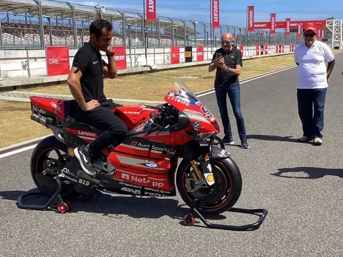 HARU: Danilo Petrucci sempat terharu melihat motornya yang pernah menemaninya juara di Pertamina Mandalika International Circuit. (JawaPos.com/Moch. Rizky Pratama Putra)