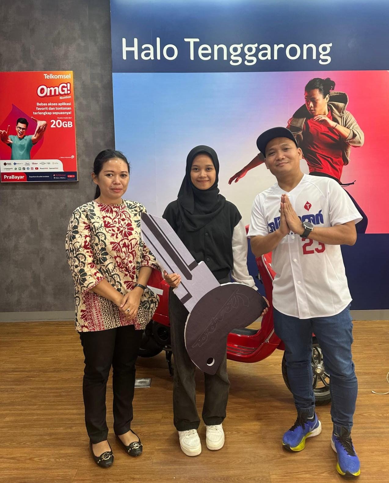 SENANG: Rahmi warga Kutai Kartanegara raih Vespa matic program Undian Poin Festival 2023, Kamis (6/6).