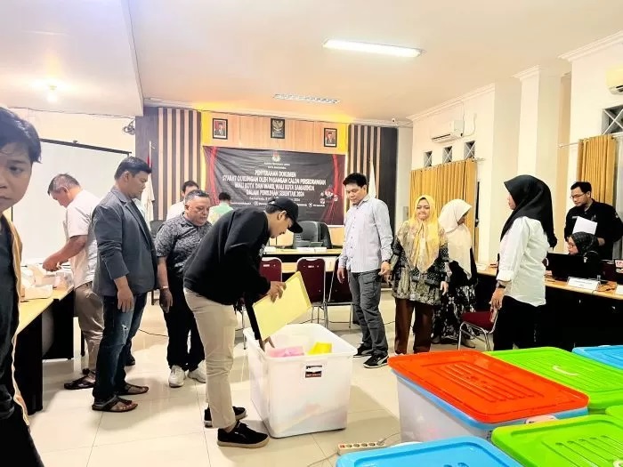 PERIKSA BERKAS. KPU Kota Samarinda saat memeriksa surat dukungan dari bakal calon independen pemilihan wali kota dan wakil wali kota Samarinda.