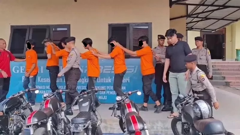 DITANGKAP: Para pelaku pengeroyokan diamankan Polres Banjarbaru. (FOTO: POLRES BANJARBARU UNTUK RADAR BANJARMASIN)