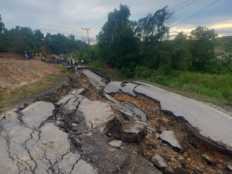 LONGSOR: Jalan yang longsor di Desa Bitahan Baru, Kecamatan Lokpaikat, akses menuju Kecamatan Piani. (Foto: Rasidi Fadli/Radar Banjarmasin)