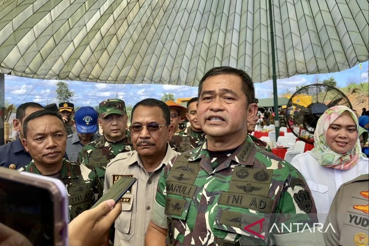 Kepala Staf TNI Angkatan Darat (KSAD) Jenderal TNI Maruli Simanjuntak memberikan keterangan setelah meresmikan lahan ketahanan pangan terpadu Kodim 1006/Banjar di Sungai Ulin, Kota Banjarbaru.