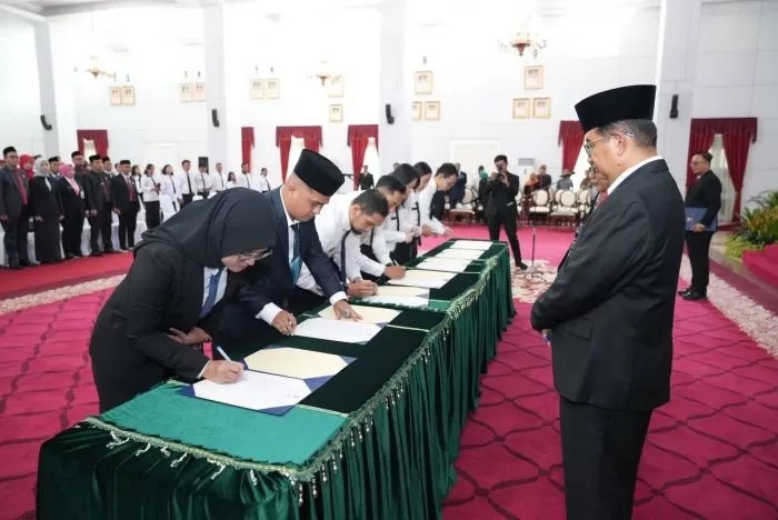 DIGUGAT. Pj Gubernur Kaltim Akmal Malik menyaksikan penandatanganan berita acara pelantikan yang dilakukan di Odah Etam belum lama ini.