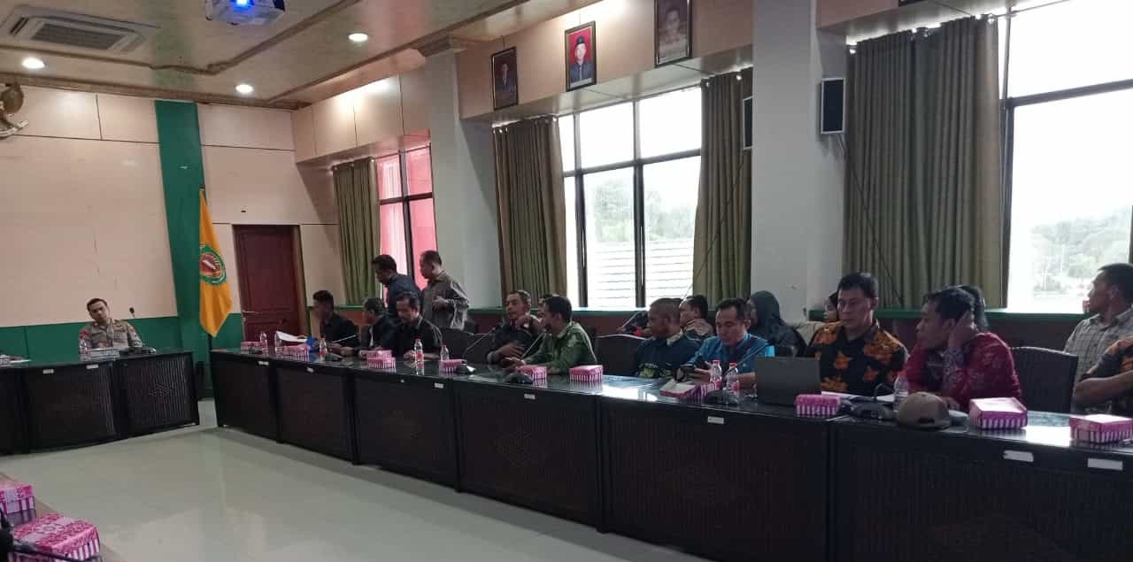 MEDIASI: Pemerintah Kabupaten (Pemkab) Katingan melakukan mediasi penyelesaian sengketa lahan antara dua perusahaan kelapa sawit di ruang rapat Bupati Katingan, Kamis (6/6/2024). HARI SUSILO