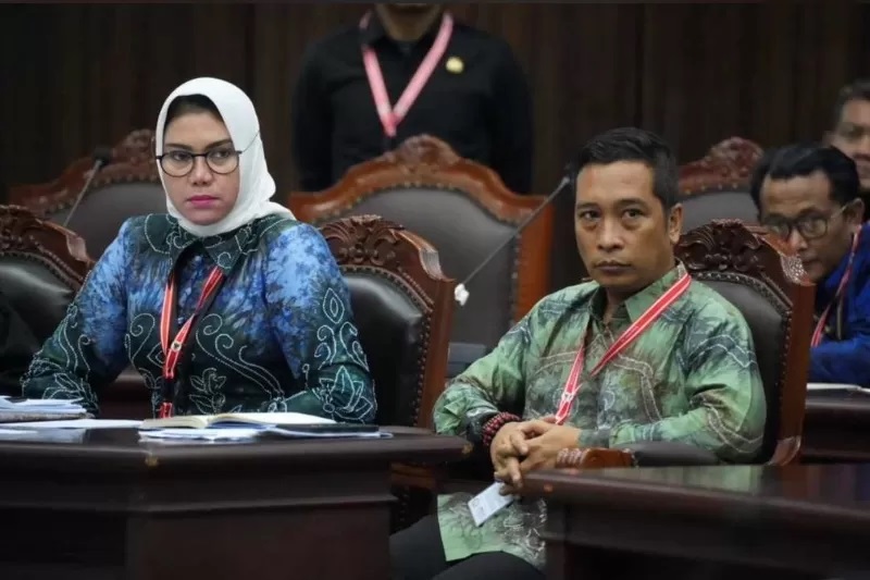 TEGANG: Ketua KPU Kalsel, Andi Tenri Sompa (kiri) bersama Koordinator Divisi Hukum dan Pengawasan KPU Kalsel, Riza Anshari saat mengikuti sidang sengketa PHPU di MK, Rabu (29/5).