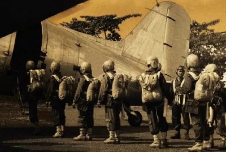 MEREBUT KEMERDEKAAN: Para pejuang penerjun payung Agkatan Udara naik pesawat Dakota untuk melakukan penerjunan di Pulau Kalimantan.