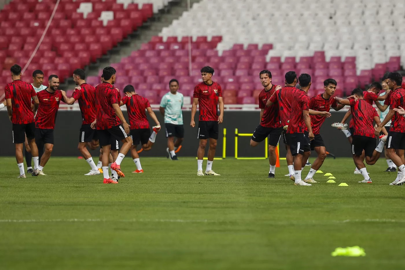 BERLATIH: Pemain timnas Indonesia saat berlatih di Stadion Utama Gelora Bung Karno, Senayan, Jakarta.