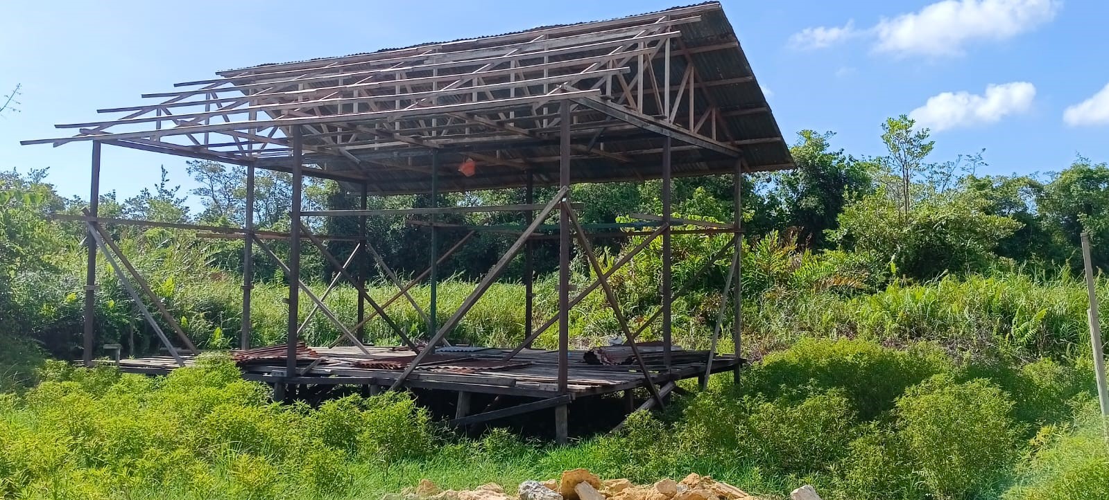 LAYAK DIBANTU : Seperti inilah kondisi rumah Asniati, salah satu warga penerima program bantuan stimulan perumahan swadaya yang masih dalam proses perbaikan.