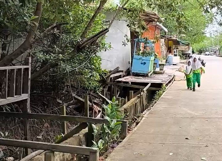 TERTUNDA : Perbaikan trotoar di Bontang Kuala sejatinya jadi solusi untuk menahan air meluap ke permukiman warga saat banjir rob. Tapi pekerjaannya belum bisa dilakukan tahun ini.