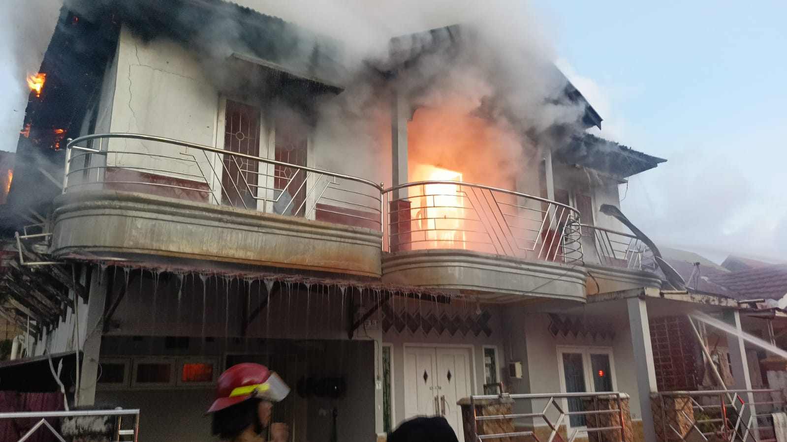 Sebuah rumah dua lantai di Jalan Sumber Rejo, Balikpapan, jadi korban amukan api, Minggu (9/6/2024) petang.