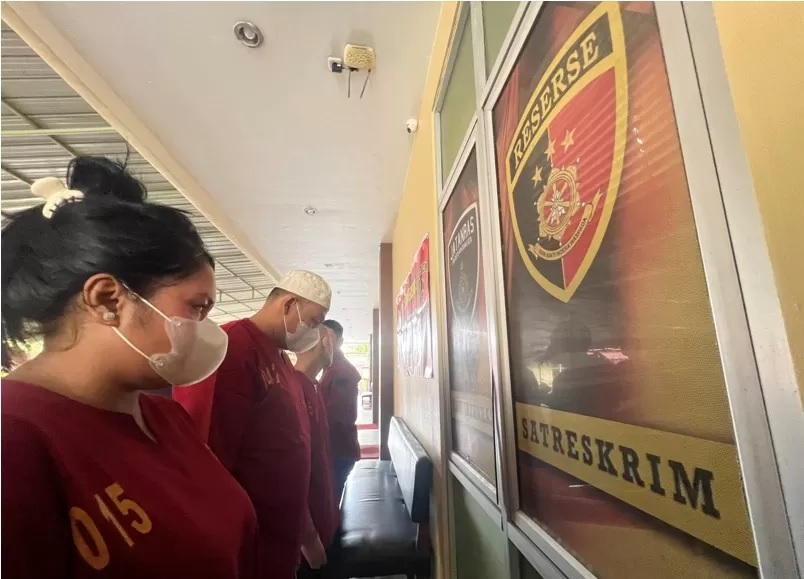 Satreskrim Polresta Pontianak menggelar konferensi pers terkait pencurian sepeda motor, Kamis (6/6). Dari hasil tangkapan diamankan pasangan suami istri dan sejumlah barang bukti. (MEIDY KHADAFI/PON