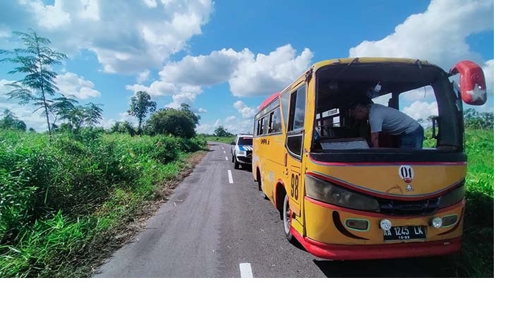 CELAKA: Bus yang membawa rombongan pelajar terguling di Desa Tanjung Putri, Kecamatan Arut Selatan, Kabupaten Kotawaringin Barat, Sabtu (8/6/2024) (Istimewa)
