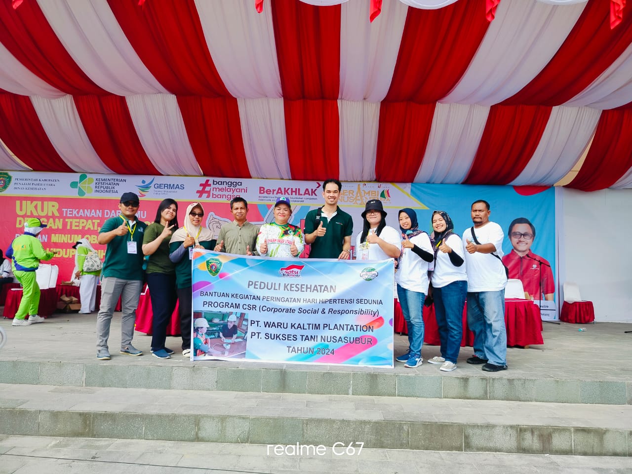 PEDULI SESAMA: Jajaran manajemen PT WKP dan STN bersama kepala Diskes PPU pada peringatan Hari Hipertensi Sedunia, Minggu (9/6).