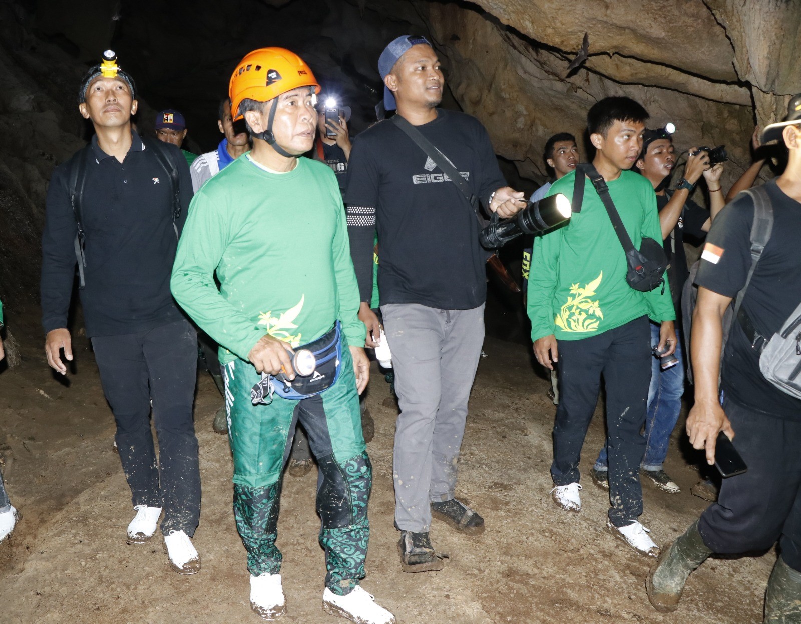 BATU PUTIH : Gubernur Kaltara, DR (HC) H Zainal A Paliwang, M.Hum menelusuri Goa Karst Batu Putih beberapa waktu lalu.