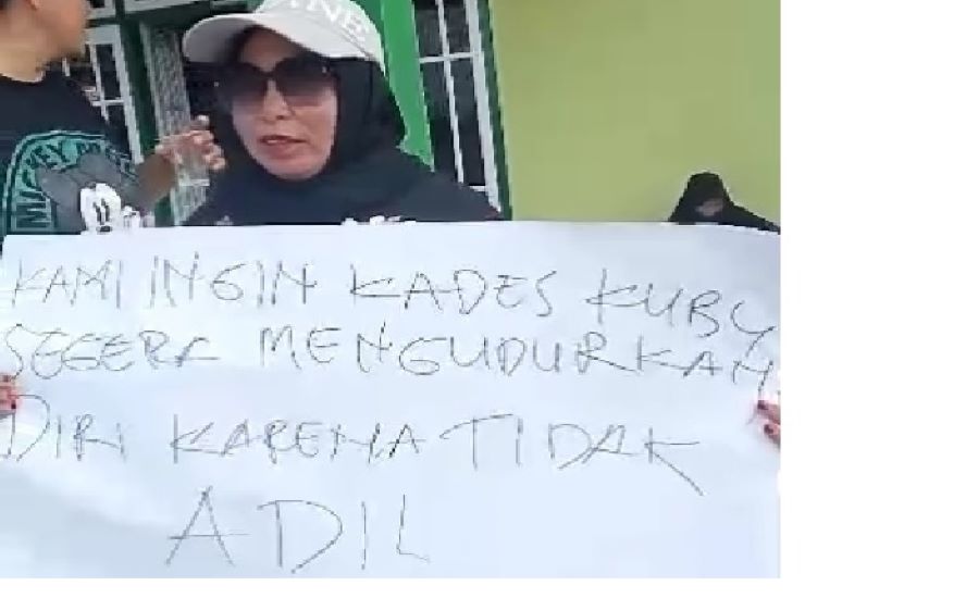 AKSI: Ibu-ibu warga Desa Kubu turut serta dalam aksi menuntut Kades Kubu Saparudin mundur dari jabatan, Senin (1/6/2024) di kantor desa setempat. (Istimewa)