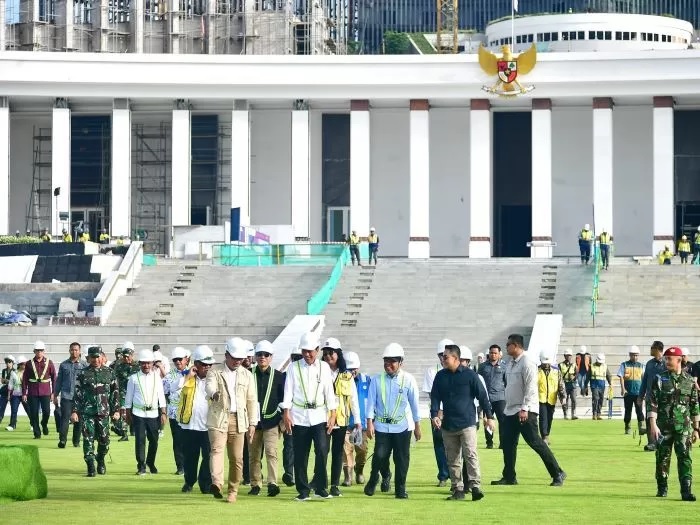 Presiden Joko Widodo meninjau langsung kesiapan lapangan upacara yang akan digunakan dalam peringatan HUT ke-79 Kemerdekaan Republik Indonesia di IKN, 5 Juni lalu. (SETPRES RI.)