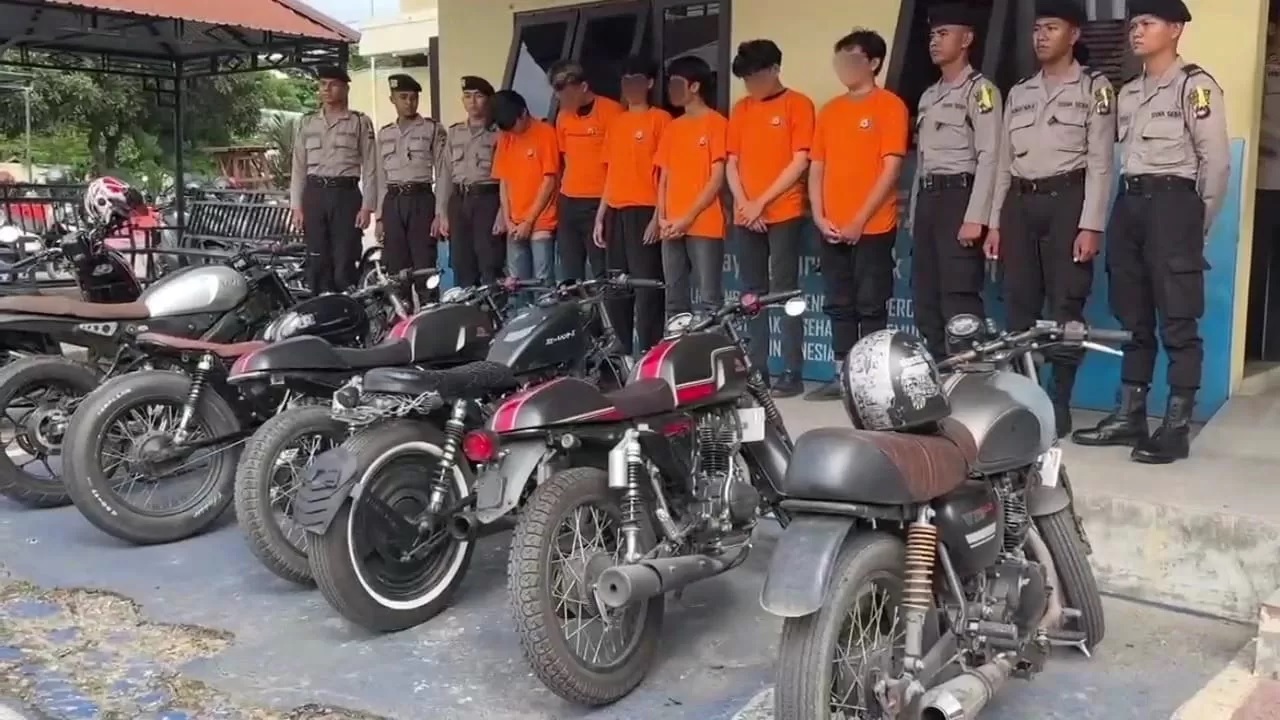 DITANGKAP: Para pelaku pengeroyokan diamankan Polres Banjarbaru. (Foto: Polres Banjarbaru)