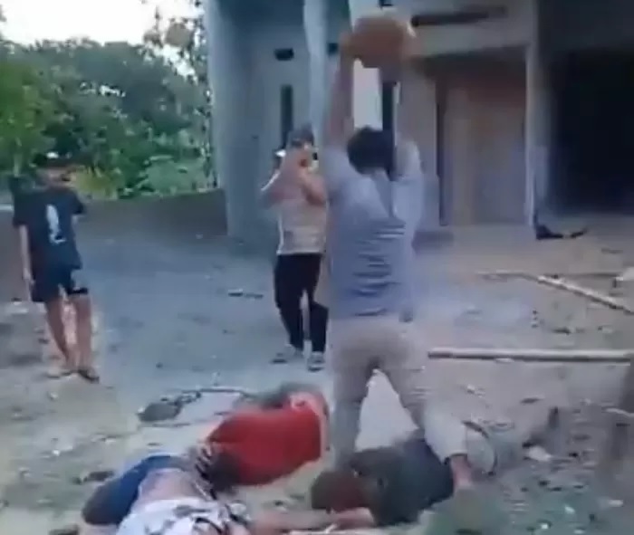 Warga Sukolilo, Pati saat terekam membantai tiga orang yang dinarasikan sebagai bos rental mobil yang hendak mengambil kembali mobilnya (Istimewa )