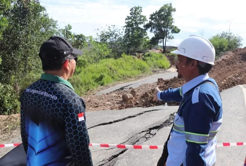 PANTAU LANGSUNG: Pj Bupati Tapin Muhammad Syarifuddin melihat langsung jalan Miawa-Rantau yang longsor, Sabtu (8/6). (Foto: Prokopim Setda Tapin untuk Radar Banjarmasin)