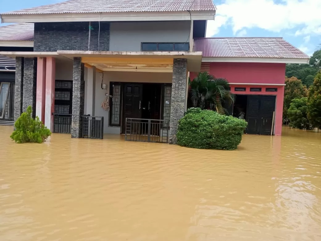 TERENDAM: Ketinggian air banjir di Desa Seputuk dimungkinkan terus bertambah karena pada saat bersamaab air sungai Seputuk sedang pasang.