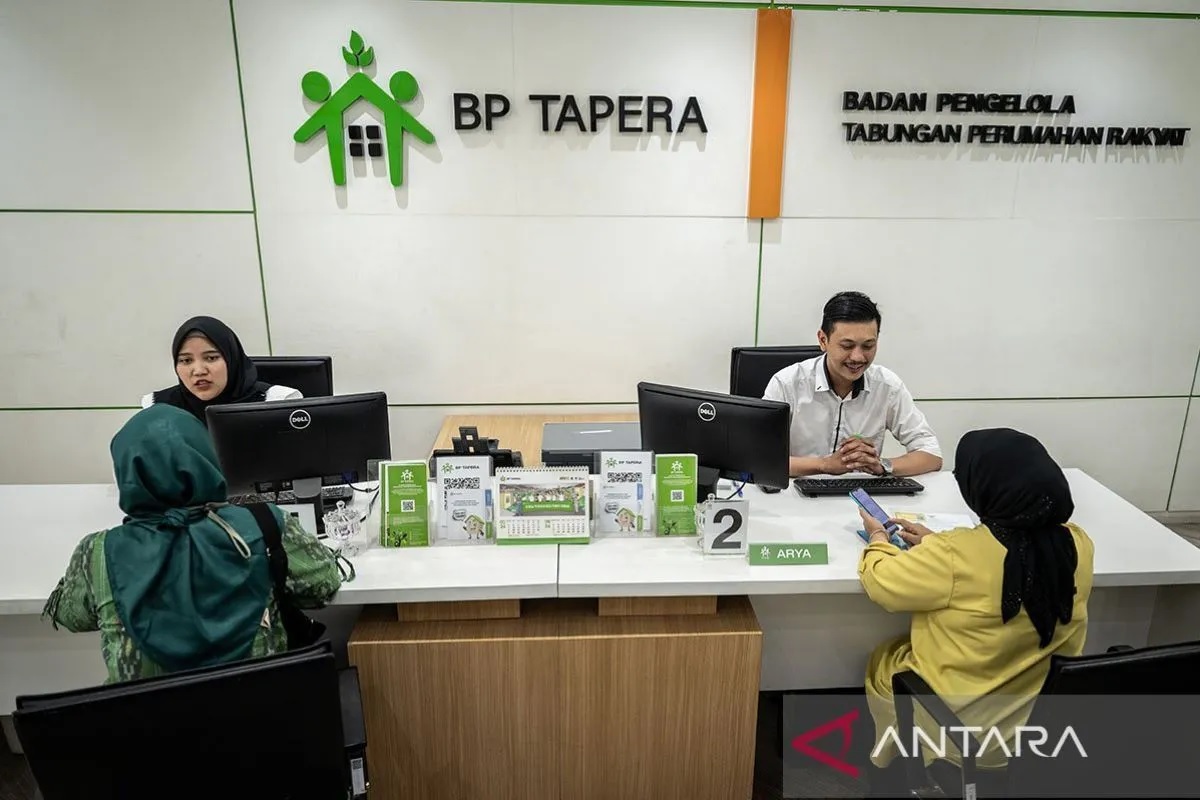 Petugas melayani peserta tabungan perumahan rakyat (Tapera) di Kantor Pelayanan Badan Pengelola Tapera, Jakarta. ANTARA FOTO/Bayu Pratama S/nym/pri.