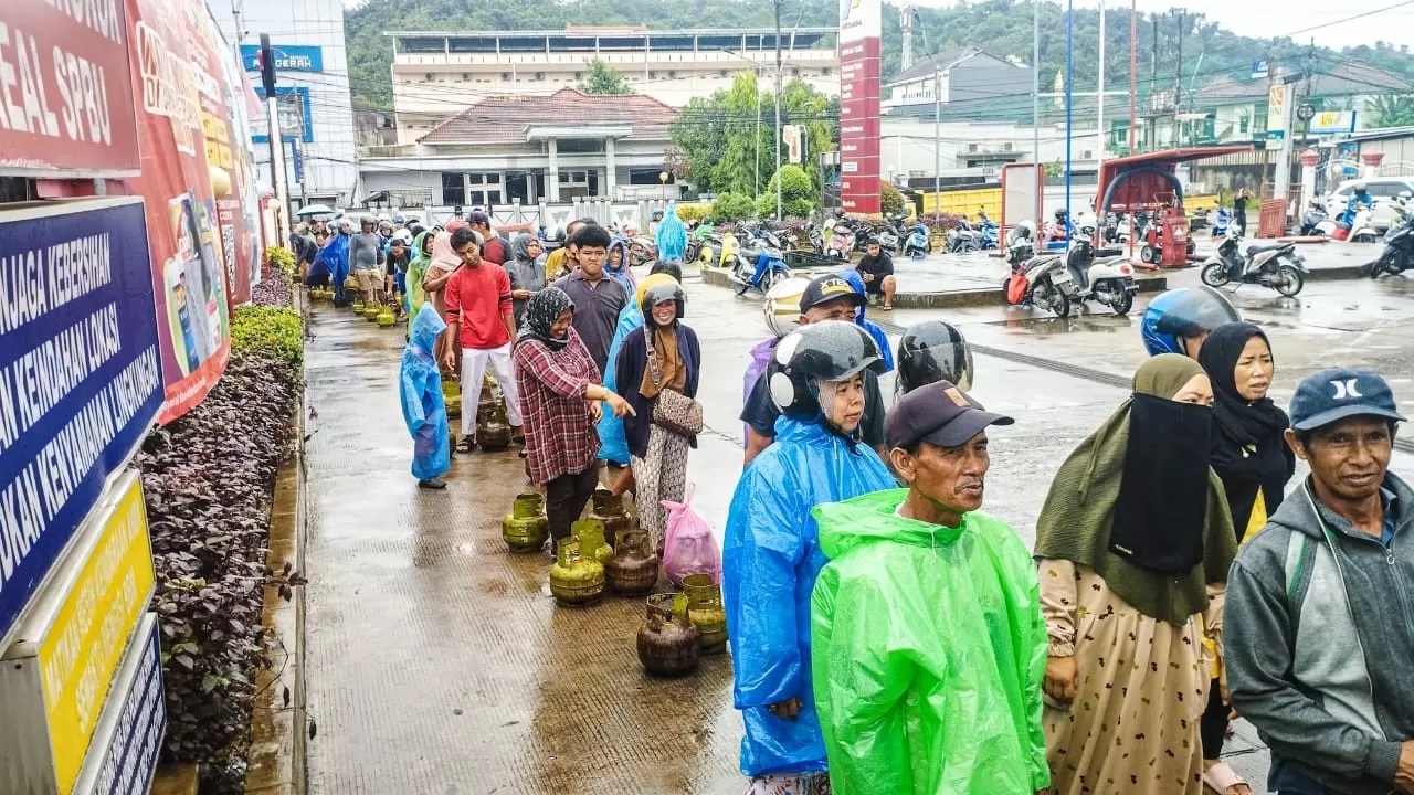 DINANTIKAN: Warga Samarinda masih menanti kejelasan pengaturan tata niaga tabung gas elpiji 3 kg agar tidak lagi menimbulkan antrean dan menyebabkan keresahan. (DOK/KP)