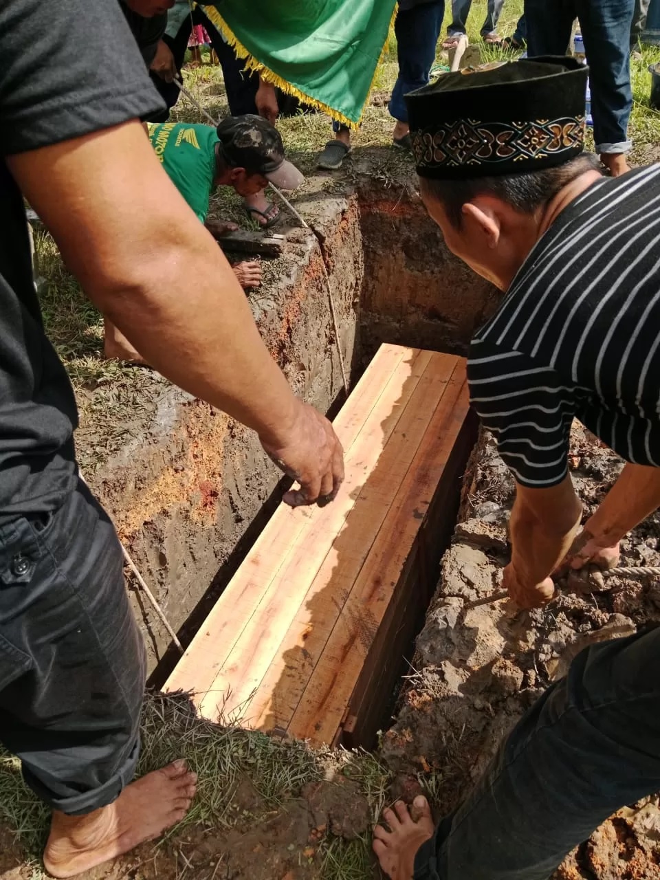 DIMAKAMKAN : Jenazah almarhum saat dimakamkan oleh pihak keluarga. (ISTIMEWA)