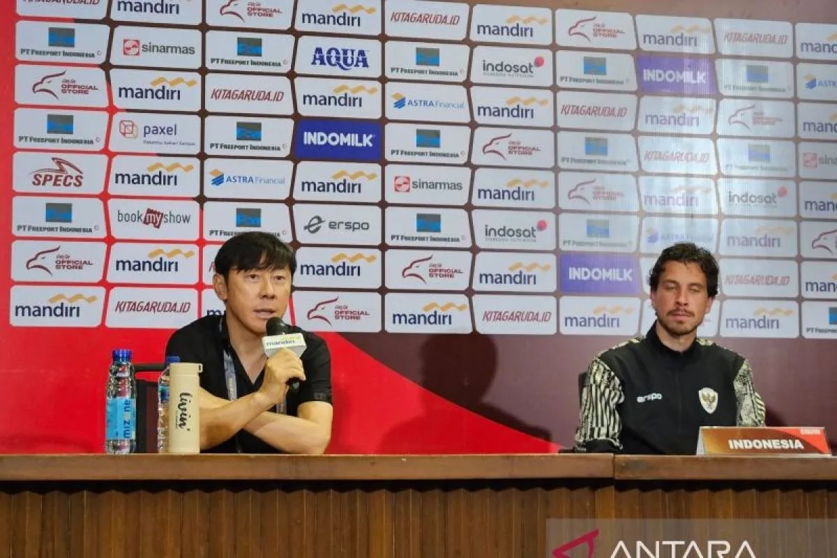 Pelatih timnas Indonesia Shin Tae-yong (kiri) menjawab pertanyaan pewarta pada konferensi pers setelah pertandingan putaran kedua kualifikasi Piala Dunia 2026 zona Asia melawan Filipina.
