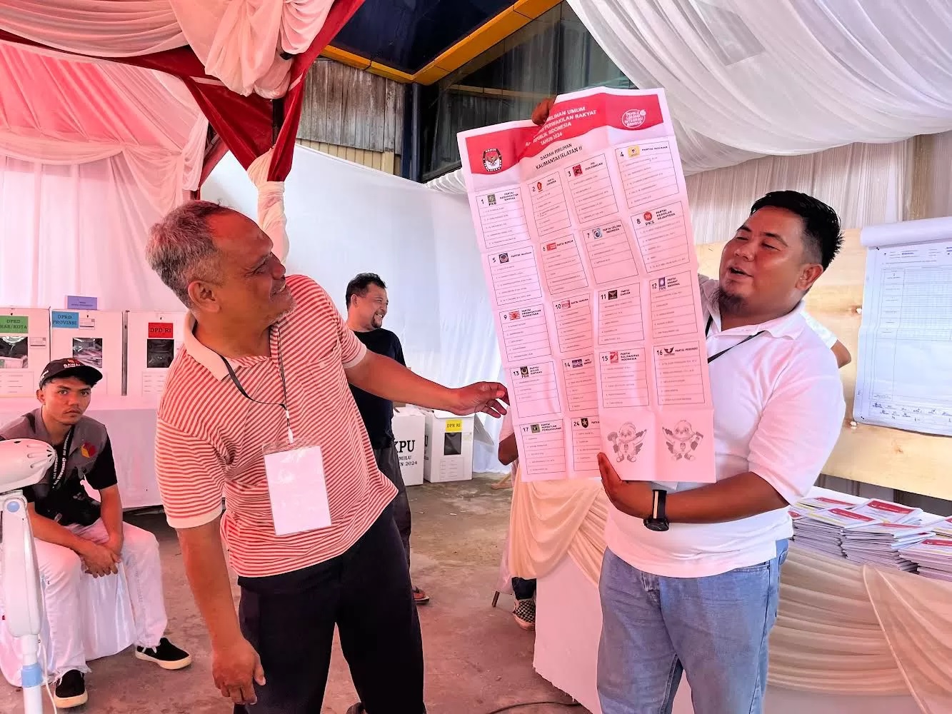 PENGHITUNGAN:Anggota KPPS melakukan penghitungan suara saat Pemilu 2024 Februari lalu.(Foto:Muhammad Oscar Fraby/Radar Banjarmasin)