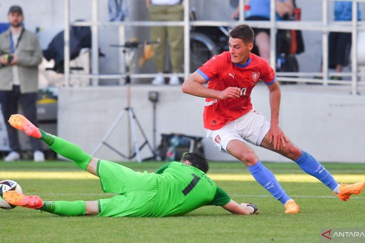 Kiper Makedonia Utara #01 Stole Dimitrievski dan penyerang Republik Ceko #10 Patrik Schick bersaing memperebutkan bola.