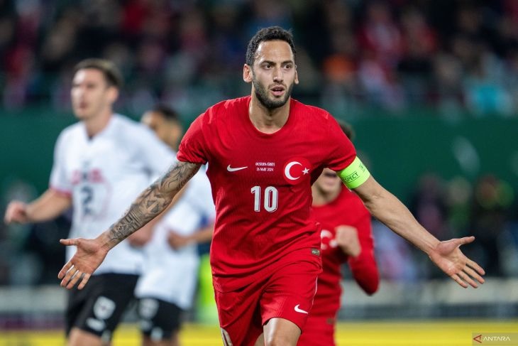 Gelandang Turki Hakan Calhanoglu
