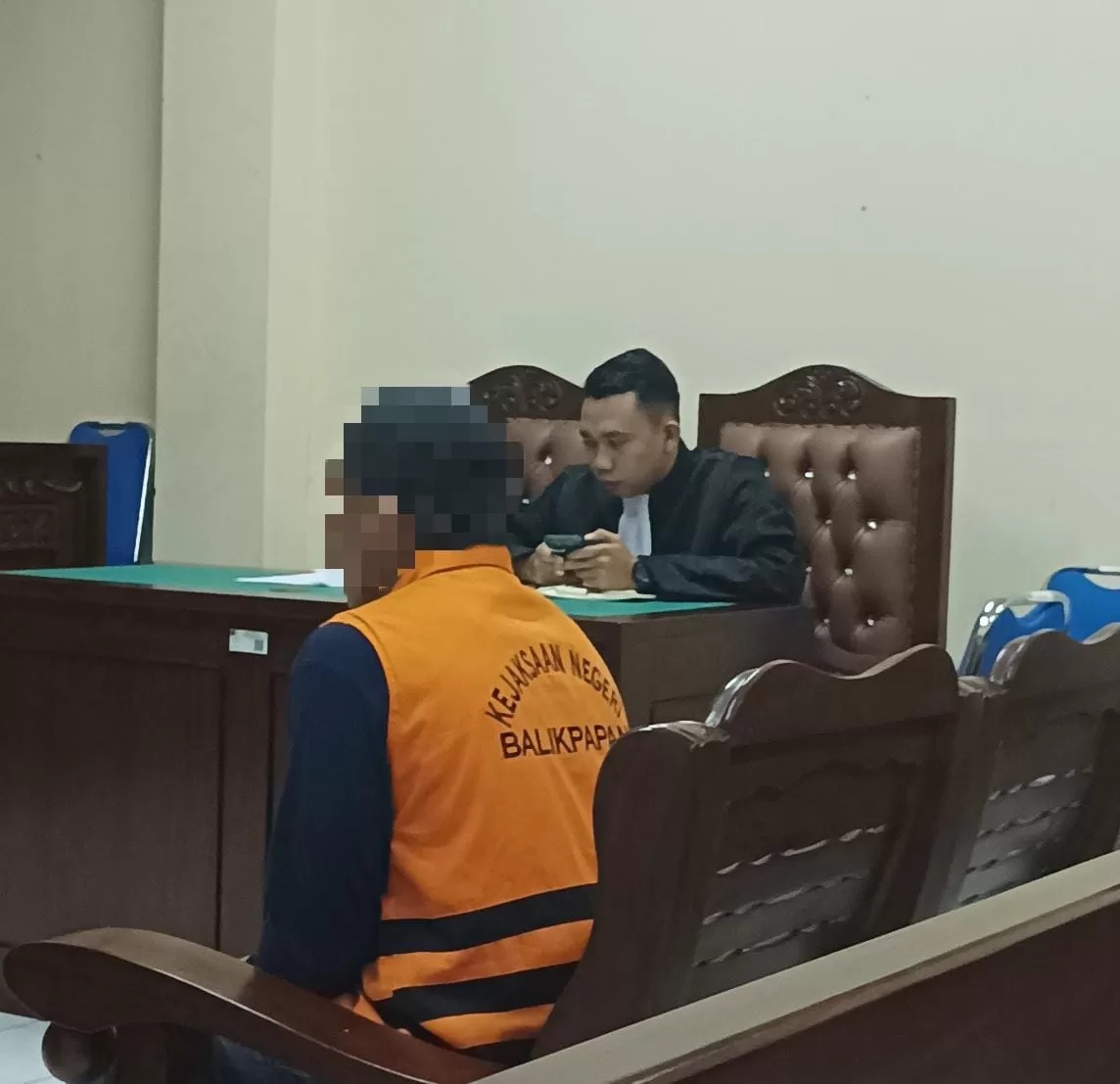 MENYESAL: JPU menuntut terdakwa kasus tindak pidana pencurian selama 2 tahun di PN Balikpapan. (SYAHRUL/KP)