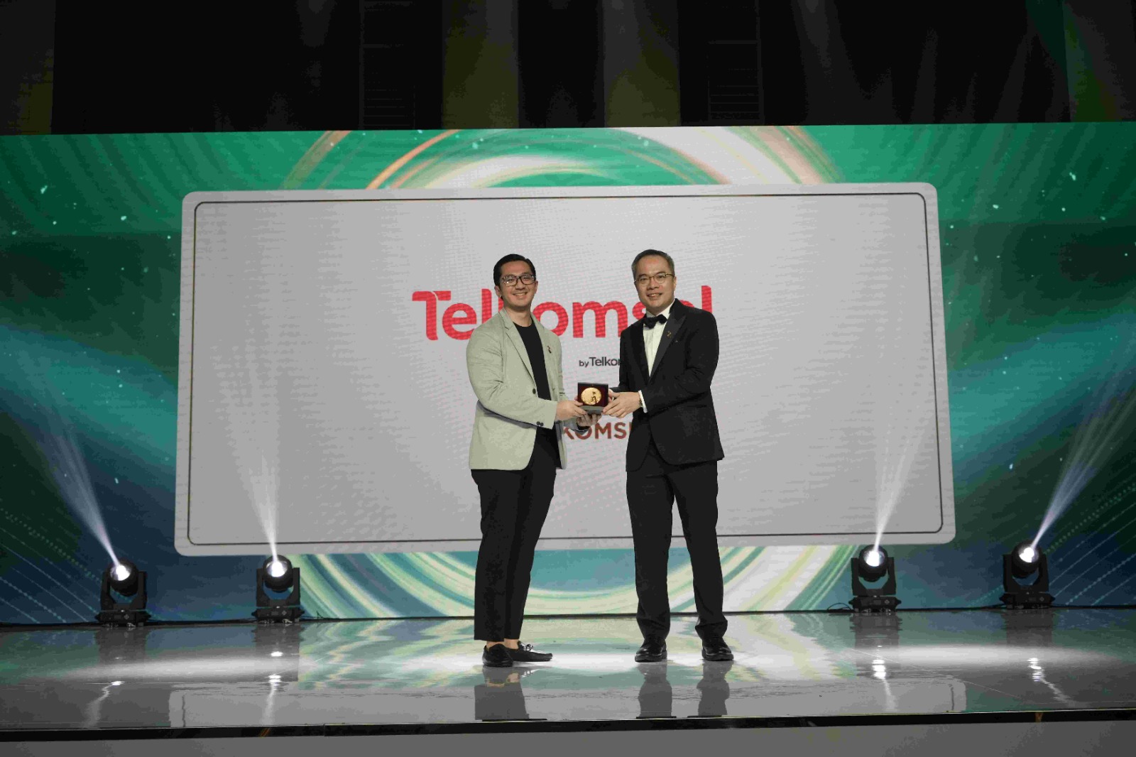 PENGHARGAAN: Telkomsel dinobatkan sebagai peraih HR Asia Best Companies to Work for in Asia 2024 untuk kali ketiga, serta menerima HR Asia Sustainable Workplace Awards 2024.